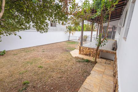 Casa à venda com 300m², 6 quartos e 4 vagas Casa à venda com 300m², 6 quartos e 4 vagasQuintal