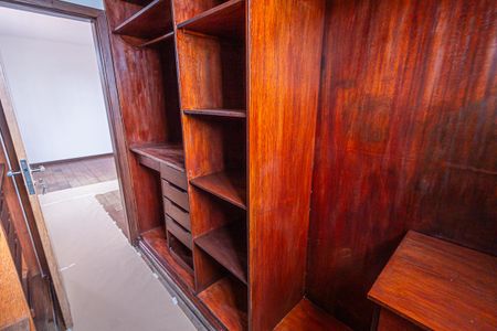 Casa à venda com 300m², 6 quartos e 4 vagas Casa à venda com 300m², 6 quartos e 4 vagasSuíte Closet