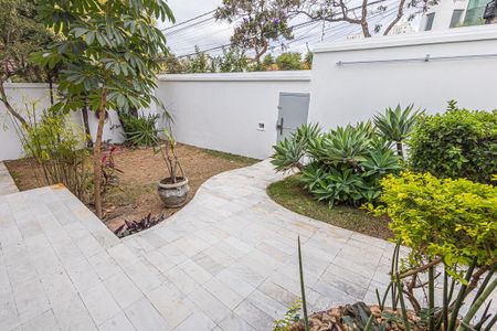 Casa à venda com 300m², 6 quartos e 4 vagas Casa à venda com 300m², 6 quartos e 4 vagasQuintal