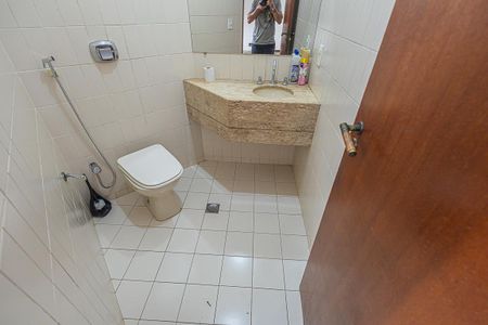 Casa à venda com 300m², 6 quartos e 4 vagas Casa à venda com 300m², 6 quartos e 4 vagasLavabo