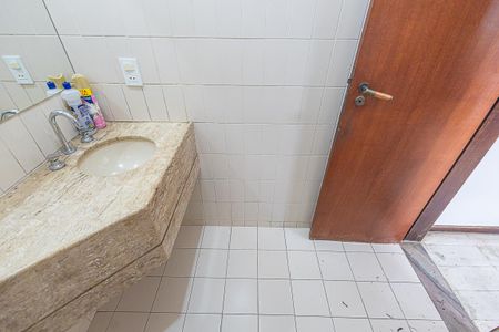 Casa à venda com 300m², 6 quartos e 4 vagas Casa à venda com 300m², 6 quartos e 4 vagasLavabo