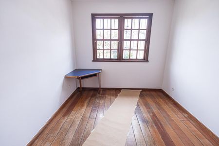 Casa à venda com 300m², 6 quartos e 4 vagas Casa à venda com 300m², 6 quartos e 4 vagasQuarto 4