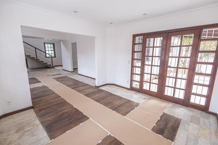 Casa à venda com 300m², 6 quartos e 4 vagas Casa à venda com 300m², 6 quartos e 4 vagasSala