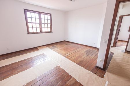 Casa à venda com 300m², 6 quartos e 4 vagas Casa à venda com 300m², 6 quartos e 4 vagasSuíte