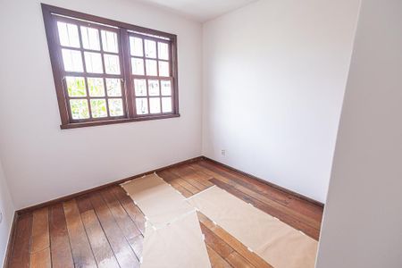 Casa à venda com 300m², 6 quartos e 4 vagas Casa à venda com 300m², 6 quartos e 4 vagasQuarto 2