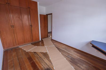 Casa à venda com 300m², 6 quartos e 4 vagas Casa à venda com 300m², 6 quartos e 4 vagasQuarto 4