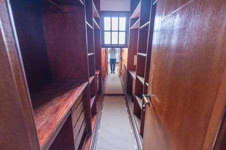 Casa à venda com 300m², 6 quartos e 4 vagas Casa à venda com 300m², 6 quartos e 4 vagasSuíte Closet