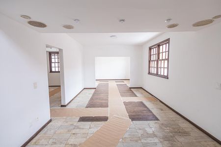 Casa à venda com 300m², 6 quartos e 4 vagas Casa à venda com 300m², 6 quartos e 4 vagasSala