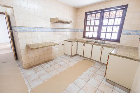 Casa à venda com 300m², 6 quartos e 4 vagas Casa à venda com 300m², 6 quartos e 4 vagasCozinha