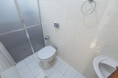 Casa à venda com 300m², 6 quartos e 4 vagas Casa à venda com 300m², 6 quartos e 4 vagasBanheiro de Serviço