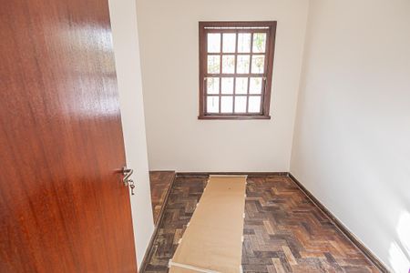 Casa à venda com 300m², 6 quartos e 4 vagas Casa à venda com 300m², 6 quartos e 4 vagasQuarto de Serviço