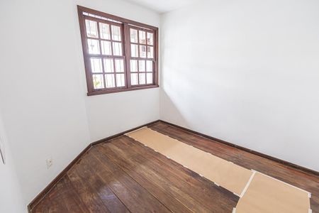 Casa à venda com 300m², 6 quartos e 4 vagas Casa à venda com 300m², 6 quartos e 4 vagasQuarto 1