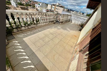 Casa à venda com 370m², 8 quartos e 10 vagasVaranda