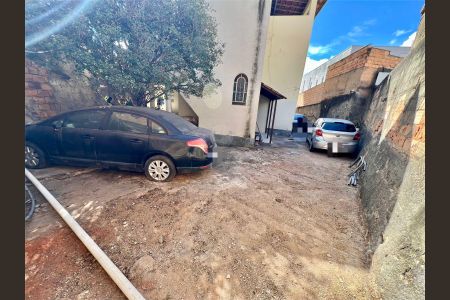 Casa à venda com 370m², 8 quartos e 10 vagasÁrea externa - Fundos