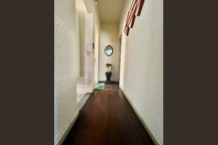 Casa à venda com 370m², 8 quartos e 10 vagasCorredor de acesso