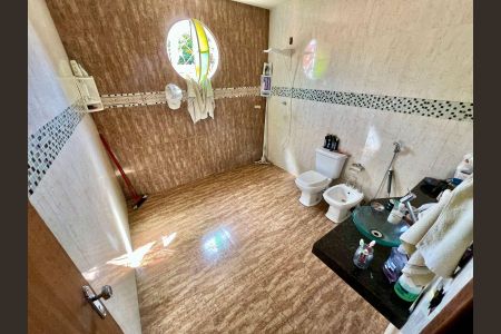 Casa à venda com 370m², 8 quartos e 10 vagasBanheiro da Suíte 1