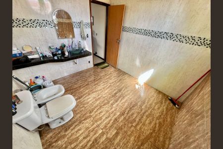 Casa à venda com 370m², 8 quartos e 10 vagasBanheiro da Suíte 1