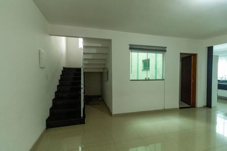 Casa para alugar com 225m², 3 quartos e 3 vagas Casa para alugar com 225m², 3 quartos e 3 vagasSala