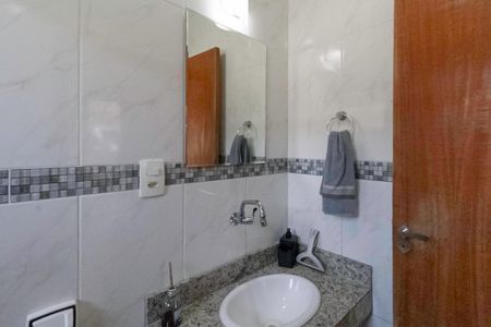 Casa à venda com 95m², 3 quartos e 1 vaga Casa à venda com 95m², 3 quartos e 1 vagaBanheiro social