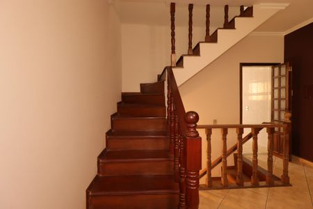 Casa à venda com 221m², 3 quartos e 2 vagasEscada