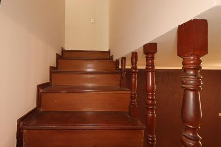 Casa à venda com 221m², 3 quartos e 2 vagasEscada