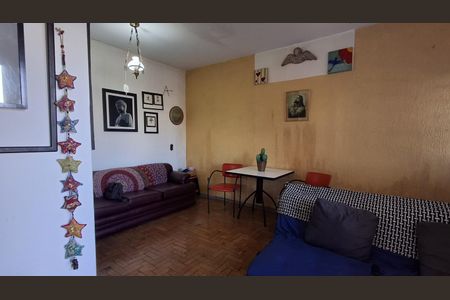 Casa à venda com 83m², 2 quartos e 6 vagasSala