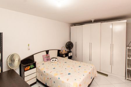 Casa à venda com 134m², 4 quartos e 2 vagasFundos - Quarto