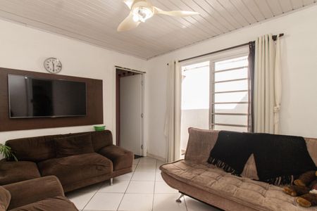 Casa à venda com 134m², 4 quartos e 2 vagasFundos - Sala