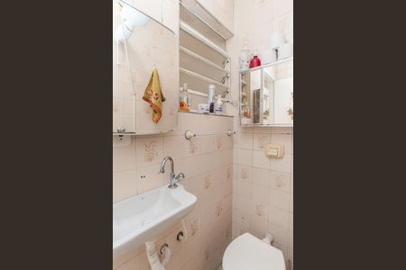 Casa à venda com 134m², 4 quartos e 2 vagasFundos - Banheiro