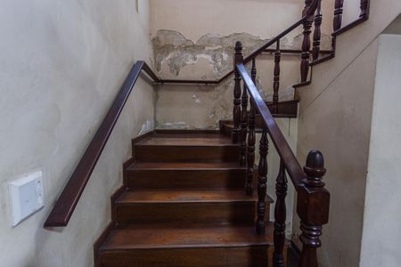 Casa para alugar com 360m², 4 quartos e 3 vagasEscada de Acesso ao 2° Andar