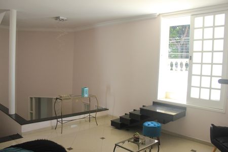 Casa à venda com 306m², 5 quartos e 3 vagasSala