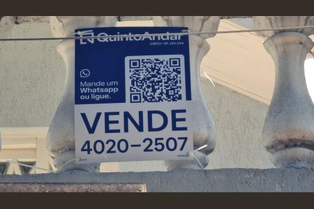 Casa à venda com 306m², 5 quartos e 3 vagas Casa à venda com 306m², 5 quartos e 3 vagasFachada do imóvel com placa QuintoAndar