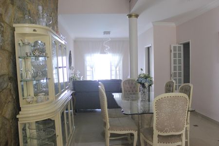 Casa à venda com 306m², 5 quartos e 3 vagasSala de jantar