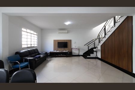 Casa à venda com 260m², 4 quartos e 2 vagasSala
