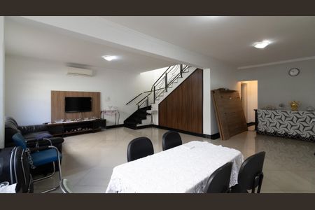 Casa à venda com 260m², 4 quartos e 2 vagasSala