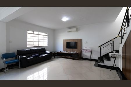 Casa à venda com 260m², 4 quartos e 2 vagasSala