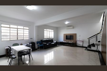 Casa à venda com 260m², 4 quartos e 2 vagasSala