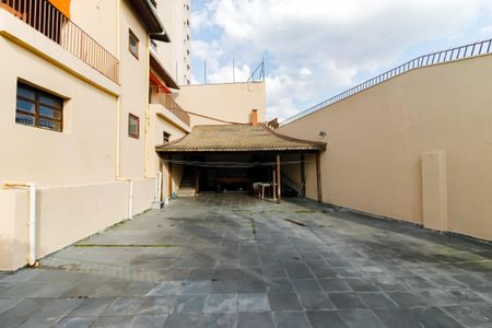 Casa à venda com 520m², 5 quartos e 8 vagas Casa à venda com 520m², 5 quartos e 8 vagasQuintal