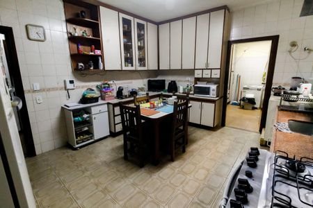 Casa à venda com 520m², 5 quartos e 8 vagas Casa à venda com 520m², 5 quartos e 8 vagasCozinha - Armários