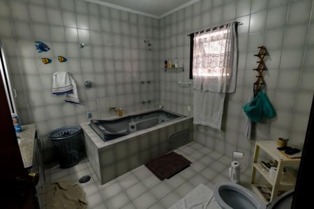 Casa à venda com 520m², 5 quartos e 8 vagas Casa à venda com 520m², 5 quartos e 8 vagasBanheiro da Suíte 1