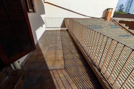 Casa à venda com 520m², 5 quartos e 8 vagas Casa à venda com 520m², 5 quartos e 8 vagasVaranda Suíte 2