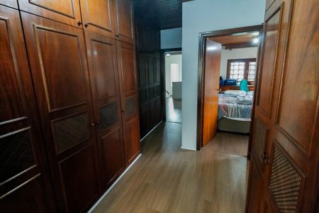 Casa à venda com 520m², 5 quartos e 8 vagas Casa à venda com 520m², 5 quartos e 8 vagascloset Suíte 1