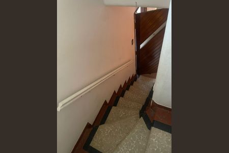 Casa para alugar com 100m², 3 quartos e sem vagaEscada