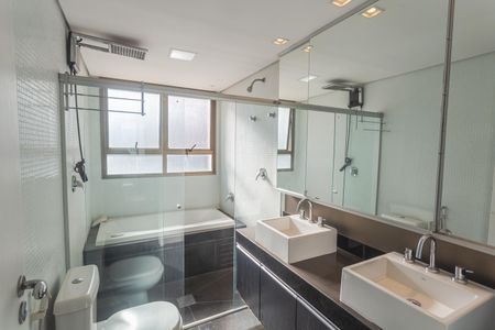 Apartamento à venda com 392m², 4 quartos e 5 vagasBanheiro da Suíte 1