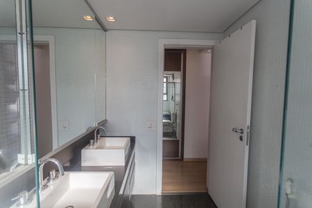 Apartamento à venda com 392m², 4 quartos e 5 vagasBanheiro da Suíte 1