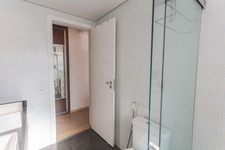 Apartamento à venda com 392m², 4 quartos e 5 vagasBanheiro da Suíte 1