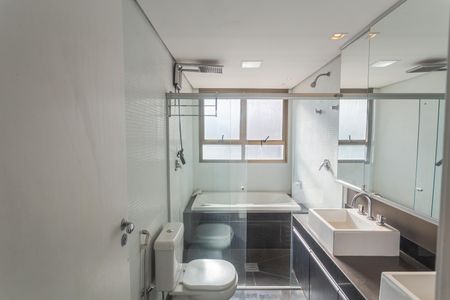 Apartamento à venda com 392m², 4 quartos e 5 vagasBanheiro da Suíte 1