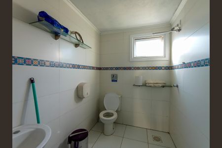 Casa de condomínio para alugar com 490m², 5 quartos e 4 vagasBanheiro de Serviço