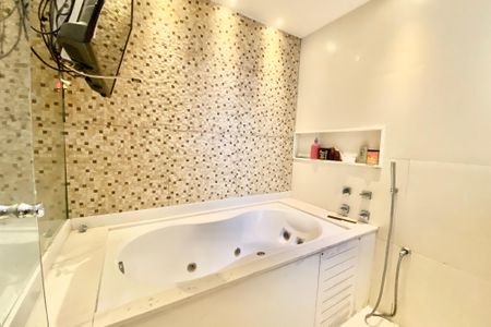 Apartamento à venda com 180m², 3 quartos e sem vagaBanheiro da Suíte