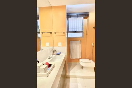 Apartamento à venda com 180m², 3 quartos e sem vagaBanheiro da Suíte